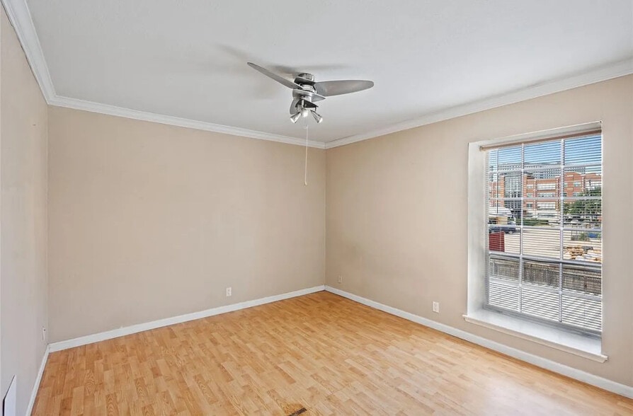 Building Photo - Room in Condo on Fleetwood Oaks Ave
