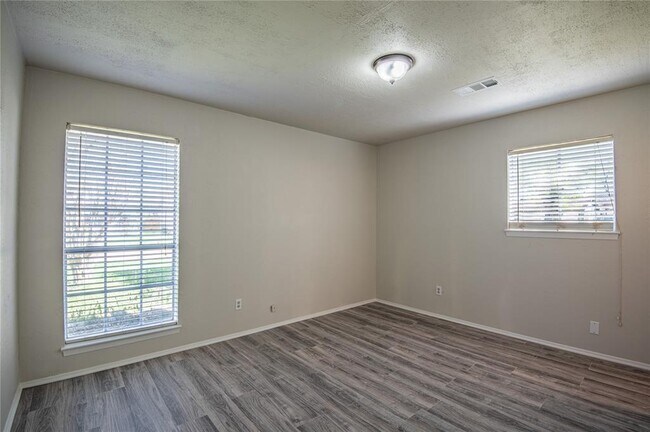 Building Photo - 5514 Vickita Dr