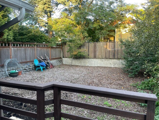 Building Photo - Welcome Home 3b/1ba Updated Home