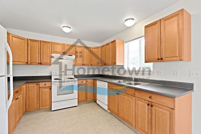 Building Photo - 6498 Tamarack Ln