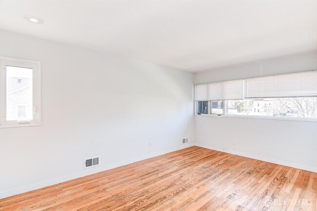 Building Photo - 167 N Main St