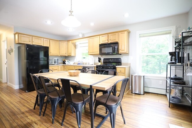 Building Photo - 4 Bed FURNISHED Winter Seasonal - Private Home Close to Ski Mountains! - $2940/mo, 6mo Lease