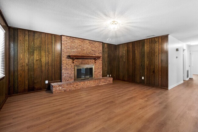 Building Photo - 3108 Briarwood Dr