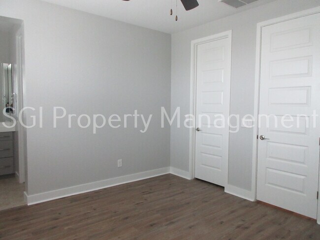 Building Photo - Stunning home with pool ready for move in