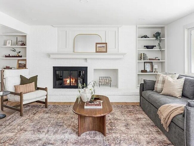 Building Photo - "Luxurious 5-Bed Retreat with Sauna & Gues...