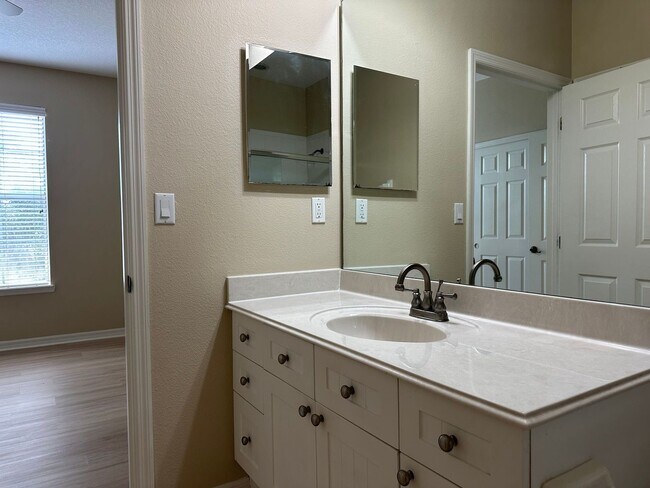 Building Photo - Top Floor Condo at Lakeside at Lakes of Wi...