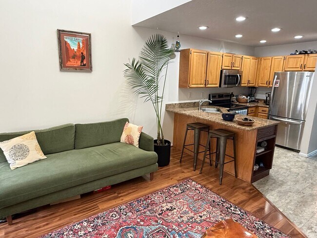 Building Photo - Beautiful condo with walk out entry and 2 parking stalls