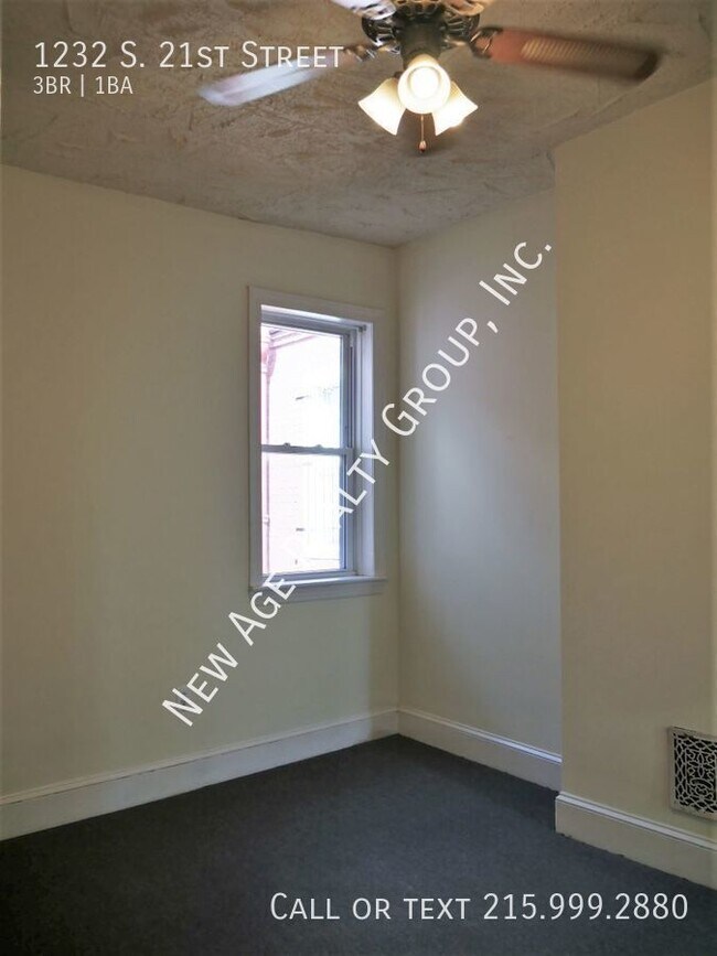 Building Photo - Spacious 3 bedroom, 1 bathroom house locat...