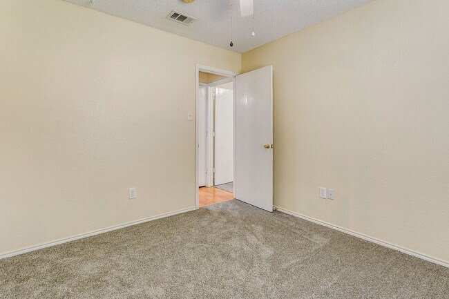 Building Photo - Excellent 3 Bedroom 2 Bath with many featu...