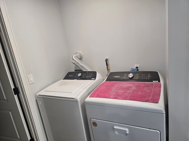 Building Photo - Fully Furnished 2 Bed, 2 Bath Townhome – 5...
