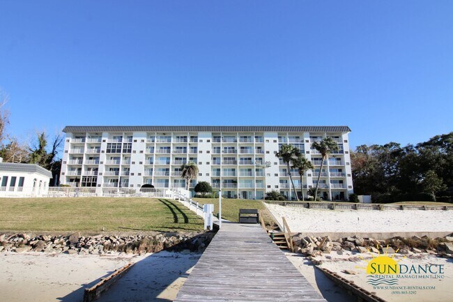 Building Photo - Spacious waterfront furnished condo in Des...