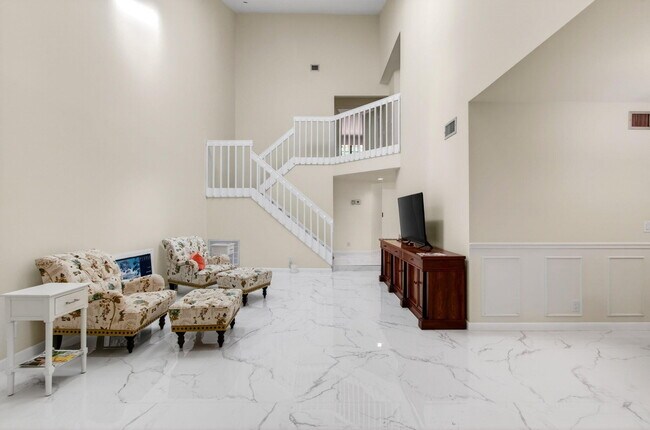 Building Photo - 7865 La Mirada Dr
