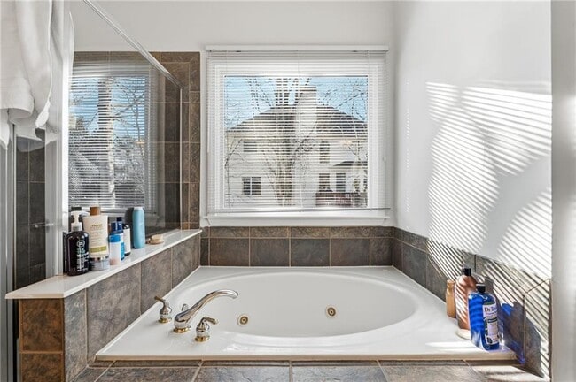 Building Photo - 2050 Willshire Glen