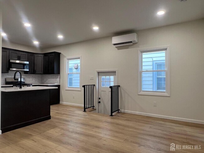 Building Photo - 33 Obert St