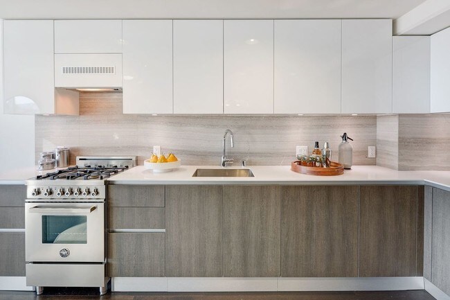 Building Photo - 8 Buchanan St