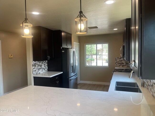 Building Photo - 15433 W Mercer Ln