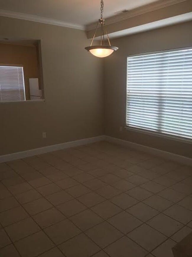 Building Photo - Updated 3x3.5 near Clinton Lake!