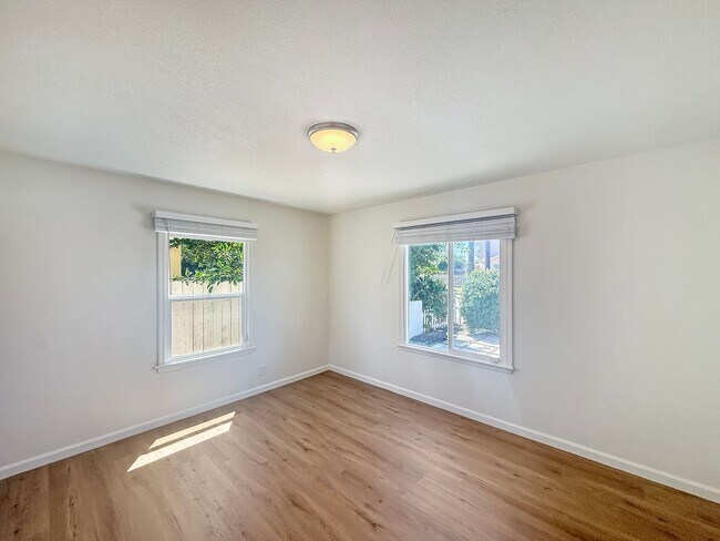 Building Photo - Beautiful 2B/1BA Home in Vista Now Availab...