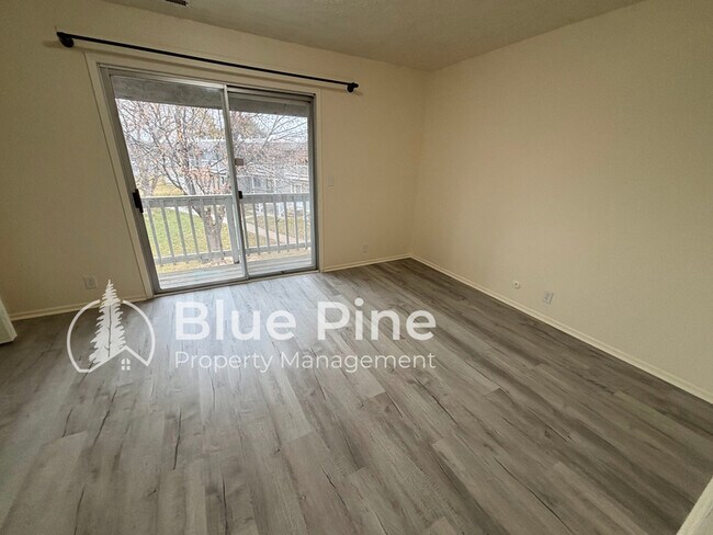 Building Photo - 1464 Falcon Dr