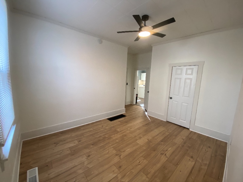 Building Photo - 412 E 7th St