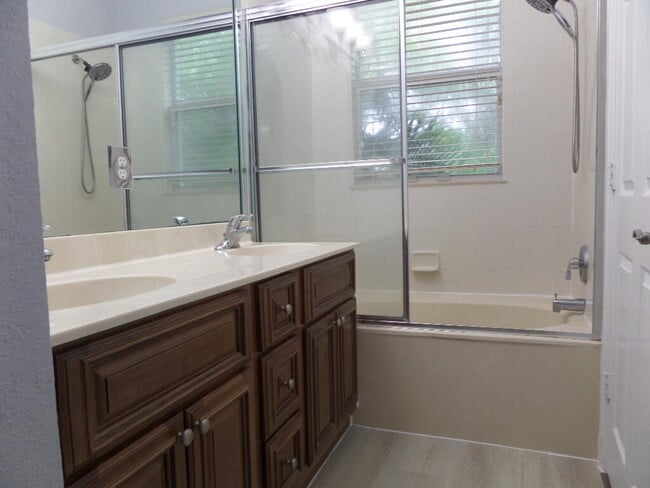 Building Photo - 829 Pipers Cay Dr