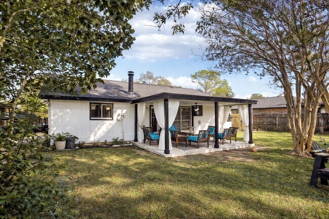 Building Photo - 15815 Crystal Grove Dr