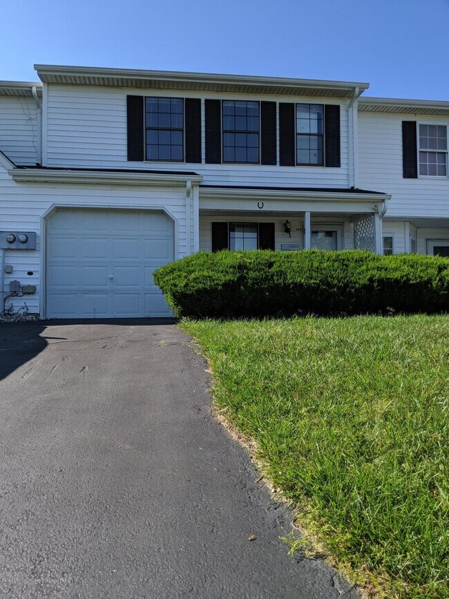 31 Farragut Square 31 Farragut Square Freehold NJ 07728 Apartment