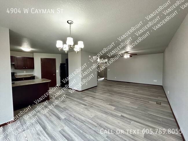 Building Photo - Spacious 3 Bedroom 2.5 Bathroom Townhome!