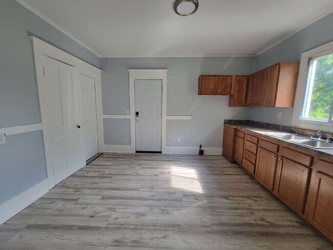 Building Photo - 3 Bedroom- Prime Rochester Location