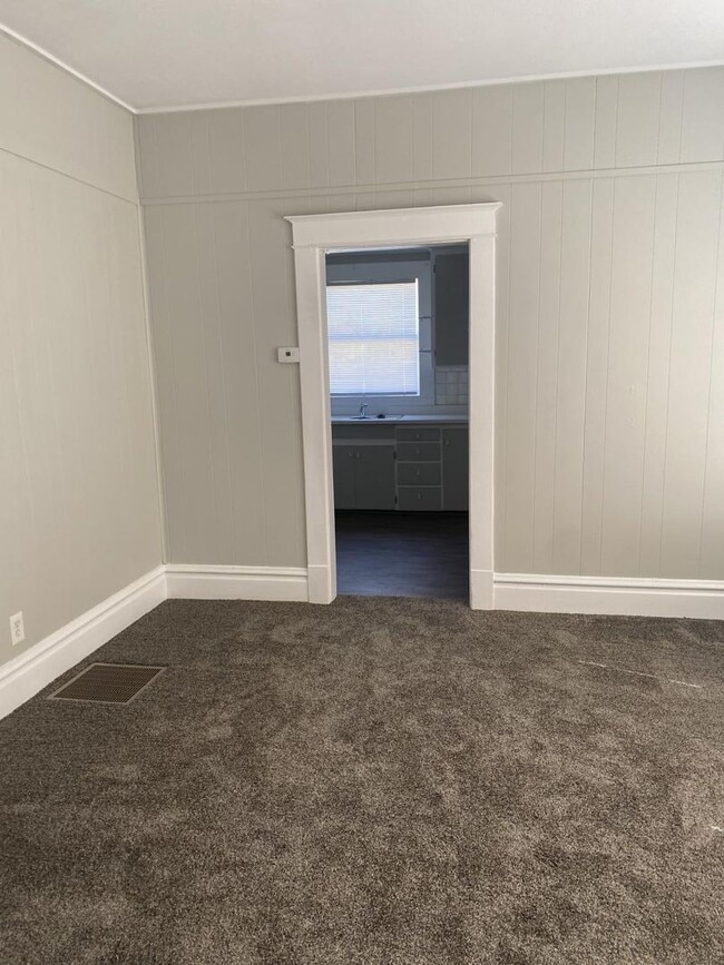 Building Photo - Cute 2 bedroom 1 bath