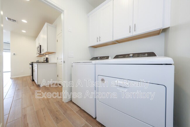 Building Photo - 7867 S Walnutview Dr