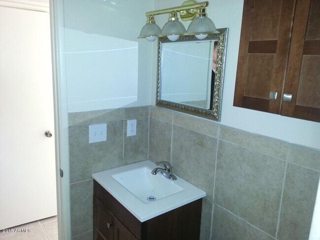 Building Photo - 7010 N 68th Dr