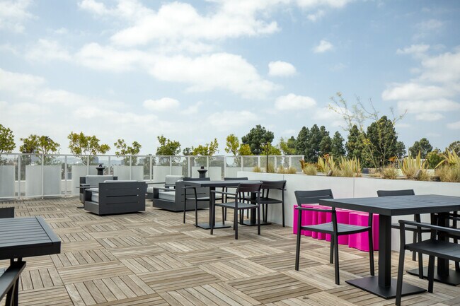 Building Photo - 700 N Spaulding Ave