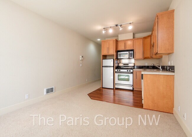 Building Photo - Gorgeous Green Lake Condo * 1 Block to Park Entrance, Onsite Retail, Garage Pkg, EZ Commute!