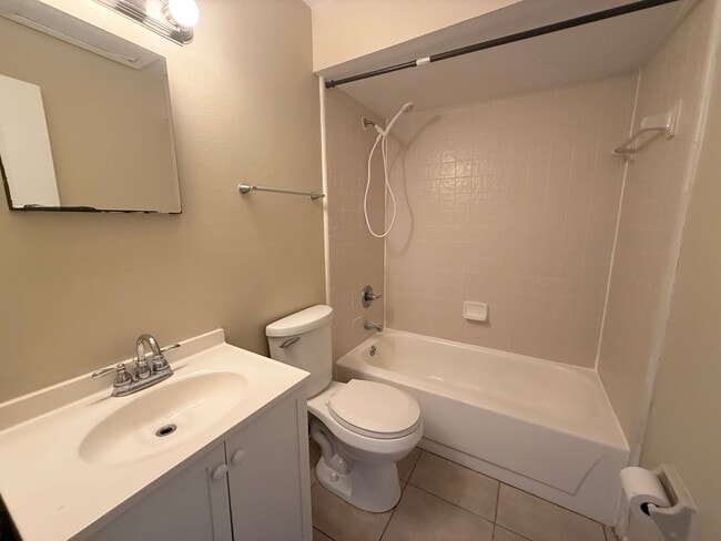 Building Photo - Open Concept 2bed 2bath updated condo centrally located in South Daytona for $1350 per Month!