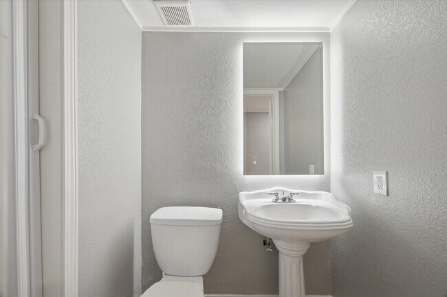 Building Photo - 11811 Algonquin Dr