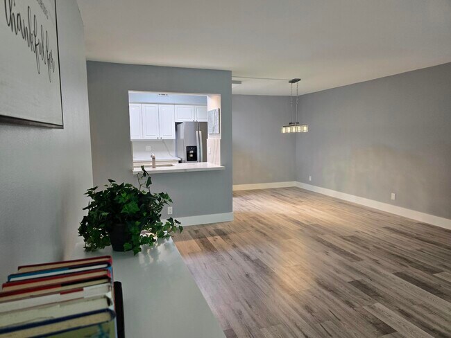 Building Photo - 1301 River Reach Dr