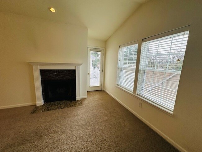 Building Photo - 2Bd/2Ba Bellevue Condo