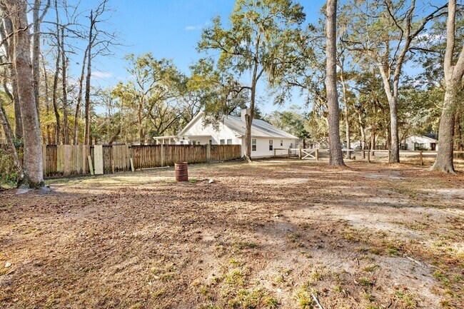 Building Photo - No HOA! Large Lot!