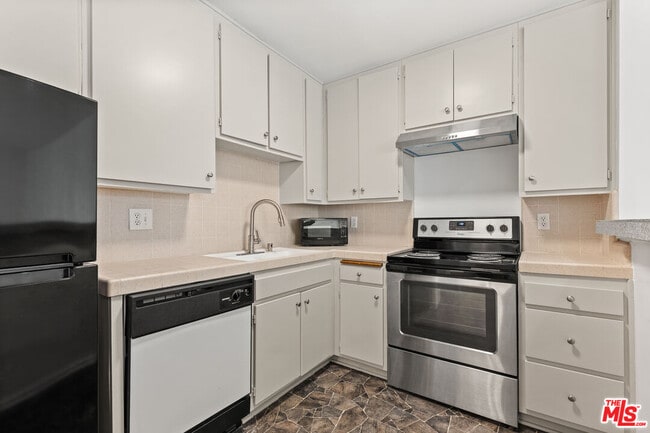 Building Photo - 8148 Redlands St