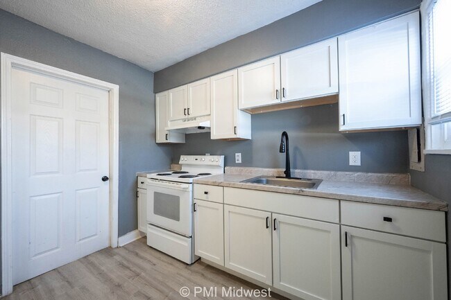 Building Photo - Charming 2 Bed, 1 Bath Apartment in Indianapolis - Don't Miss Out!