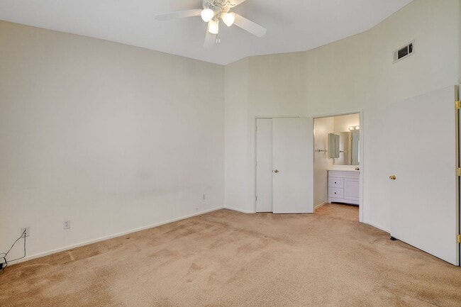 Building Photo - Adorable 2 Bedroom Condo