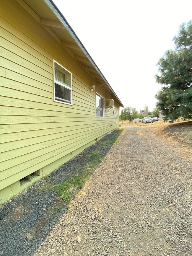 Building Photo - Spacious Well Maintained 3 Bedroom - 1 Bat...
