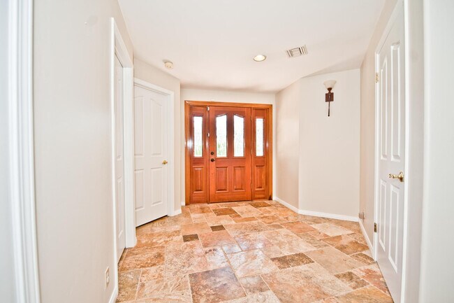 Building Photo - 2322 S Rogers Cir