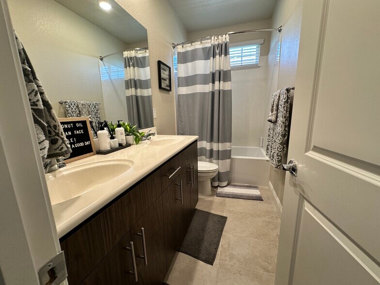 Bath 1 - 10725 Portico Cir