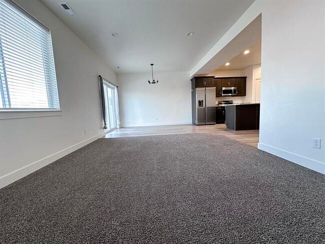 Building Photo - 225 950 E