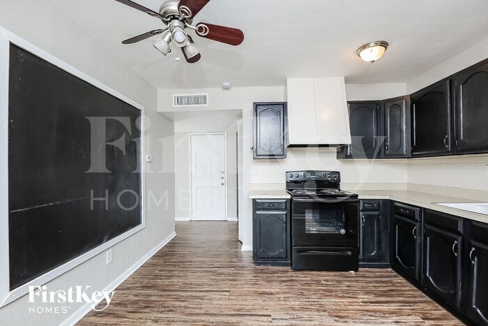 Building Photo - 4201 Yellowleaf Dr