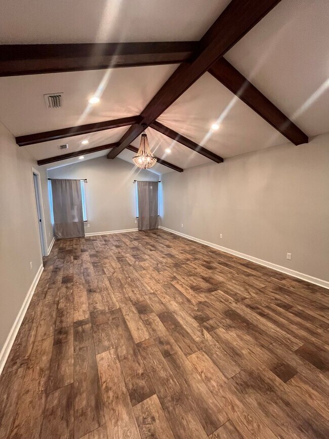 Building Photo - Beautiful lake front home in Lake Park