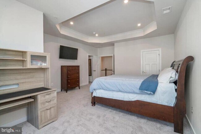 Building Photo - 5950 Etterbeek St