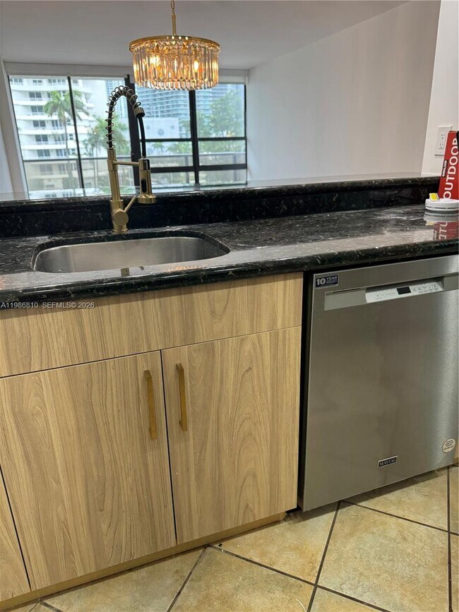 Building Photo - 600 NE 36th St